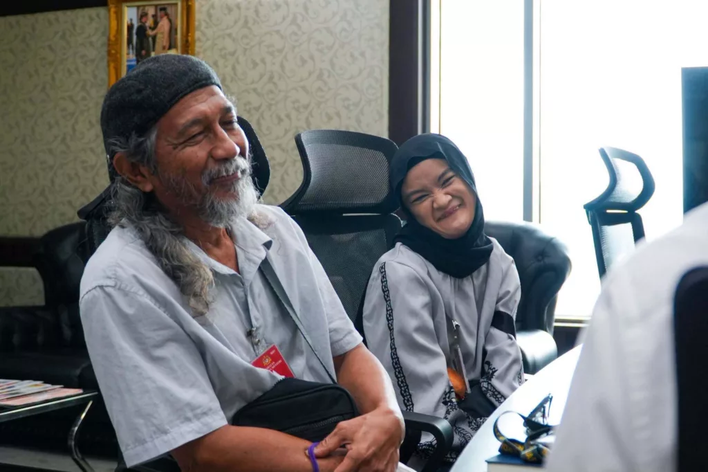 Kisah Adik Eerah Jual Burger Raih Perhatian PM Anwar Ibrahim, Terima Sumbangan Sebagai Tanda Sokongan
