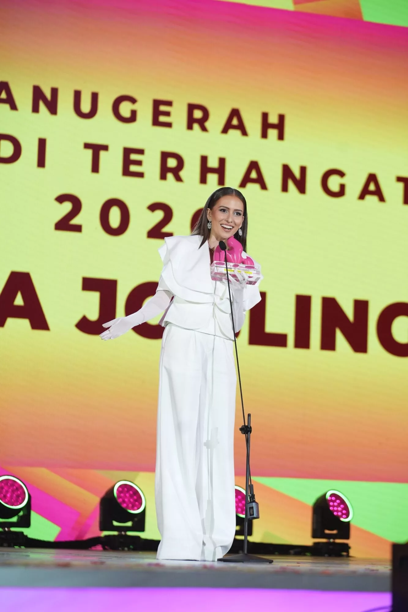 Menang Dua Trofi Sekaligus! Anna Jobling Rangkul Anugerah Utama & Selebriti Feminin Terhangat AMT 2026