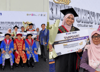Usia Baru 21 Tahun, Nur Fathiah Raih Anugerah Rektor Meski Galas Tanggungjawab Terhadap Ibu