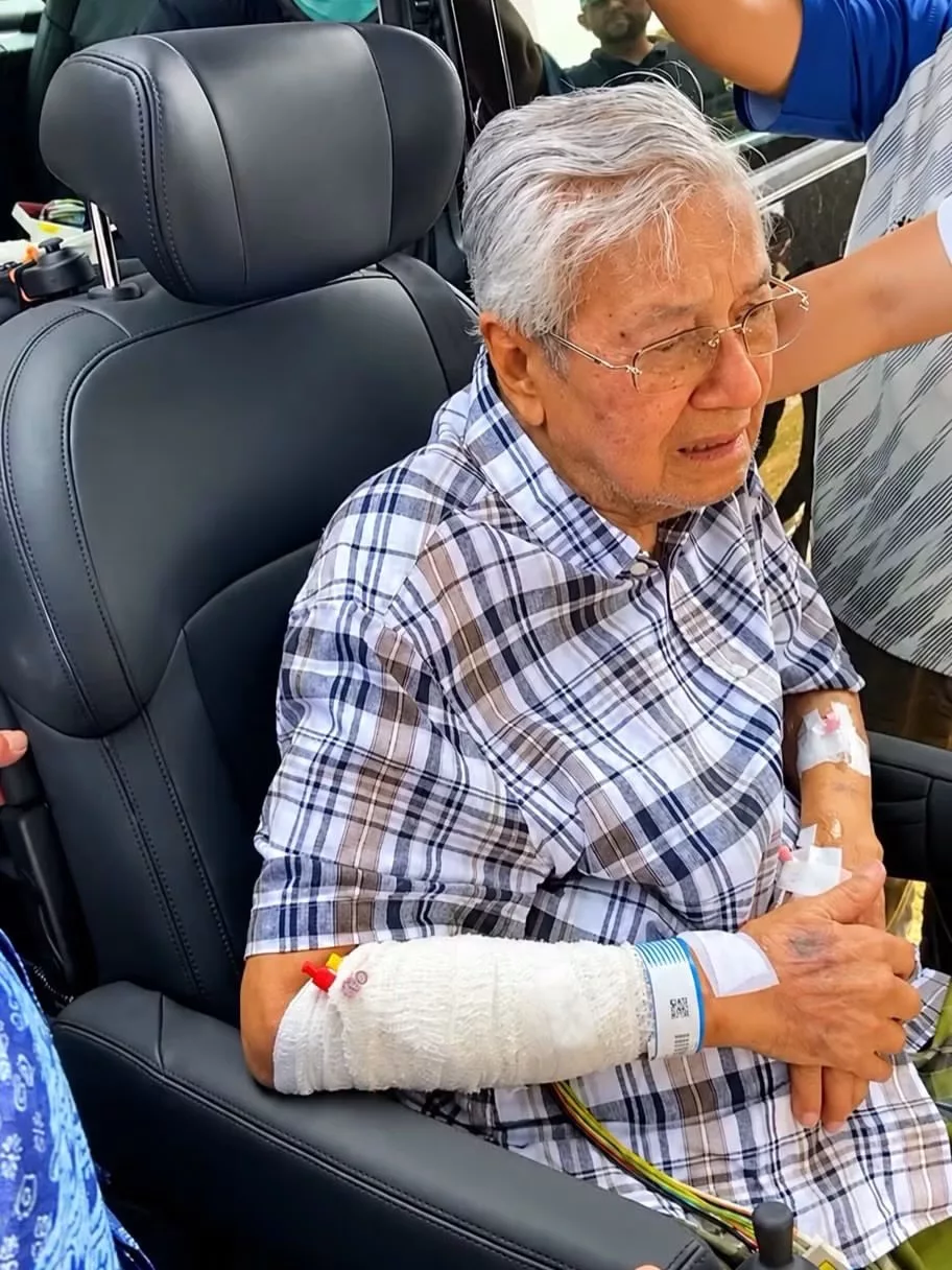 Kembali Ke Pusara Isteri, Tun Dr Mahathir Undang Sebak Rakyat Malaysia 3 Kembali Ke Pusara Isteri, Tun Dr Mahathir Undang Sebak Rakyat Malaysia