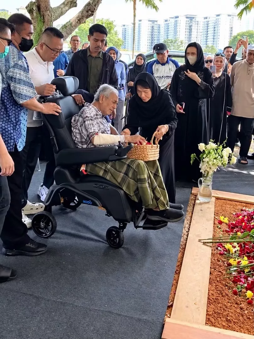 Kembali Ke Pusara Isteri, Tun Dr Mahathir Undang Sebak Rakyat Malaysia 4 Kembali Ke Pusara Isteri, Tun Dr Mahathir Undang Sebak Rakyat Malaysia