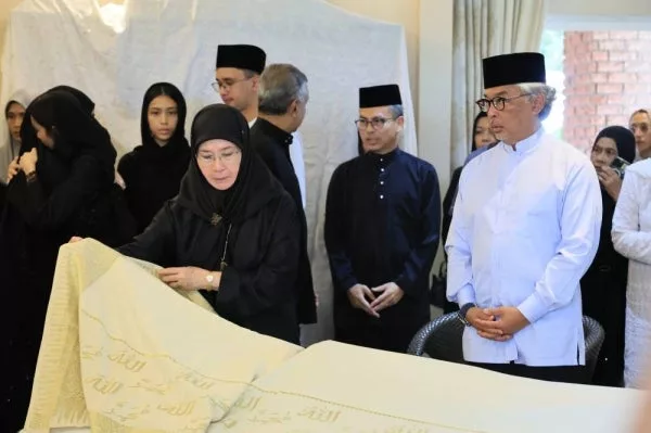“Saya Memanggil Beliau Mummy, Beliau Memanggil Saya Sayang” –Tunku Azizah Kenang Siti Hasmah