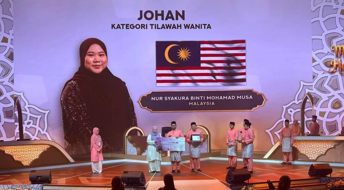 Berkat Bimbingan Bapa Sejak Kecil, Nur Syakura Kini Genggam Gelaran Johan Qariah Antarabangsa 2 Berkat Bimbingan Bapa Sejak Kecil, Nur Syakura Kini Genggam Gelaran Johan Qariah Antarabangsa