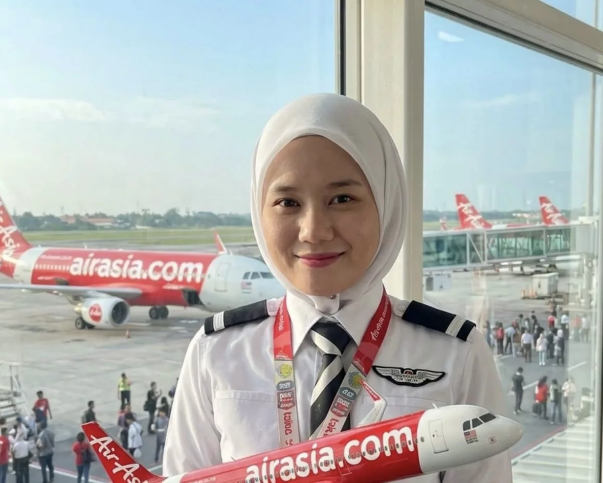 #GirlPower Dari Bantu Ibu Berniaga Di Pasar Tamu, Suriati Sukardi Kini Bergelar ‘Pilot’!