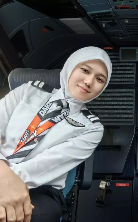 #GirlPower Dari Bantu Ibu Berniaga Di Pasar Tamu, Suriati Sukardi Kini Bergelar ‘Pilot’!