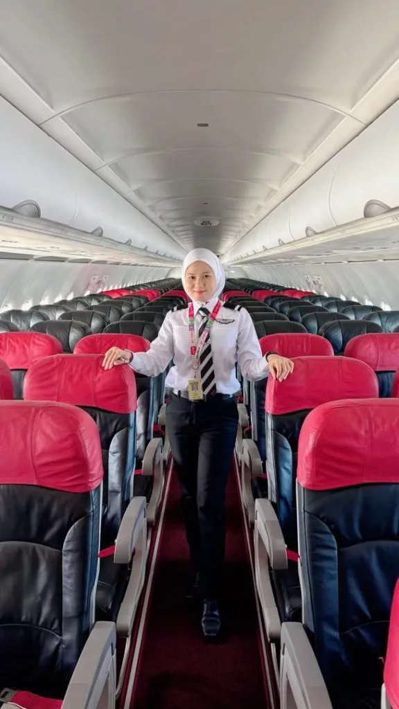 #GirlPower Dari Bantu Ibu Berniaga Di Pasar Tamu, Suriati Sukardi Kini Bergelar ‘Pilot’!