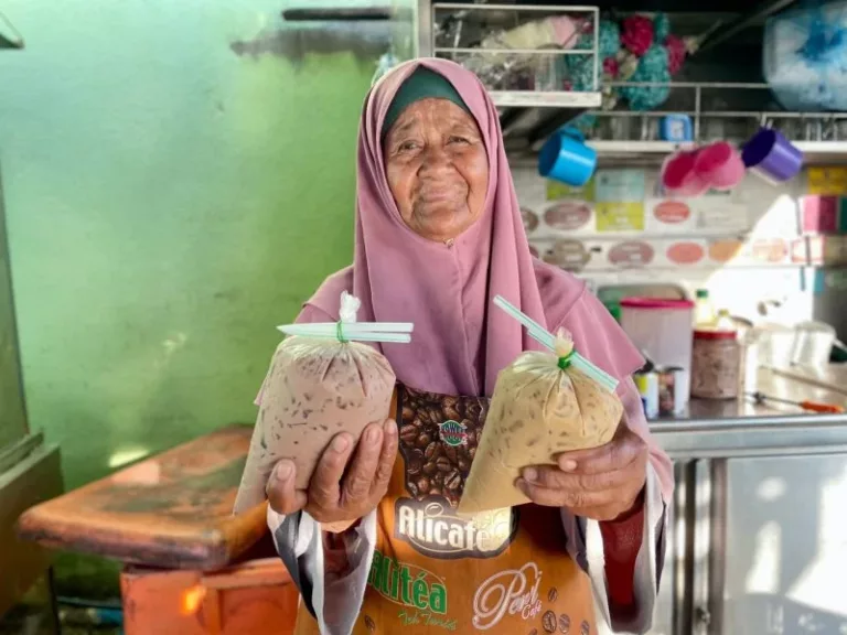 26 Tahun Kekal Jual Air Serendah 30 Sen, Mak Pah Pilih Bersedekah Daripada Naikkan Harga