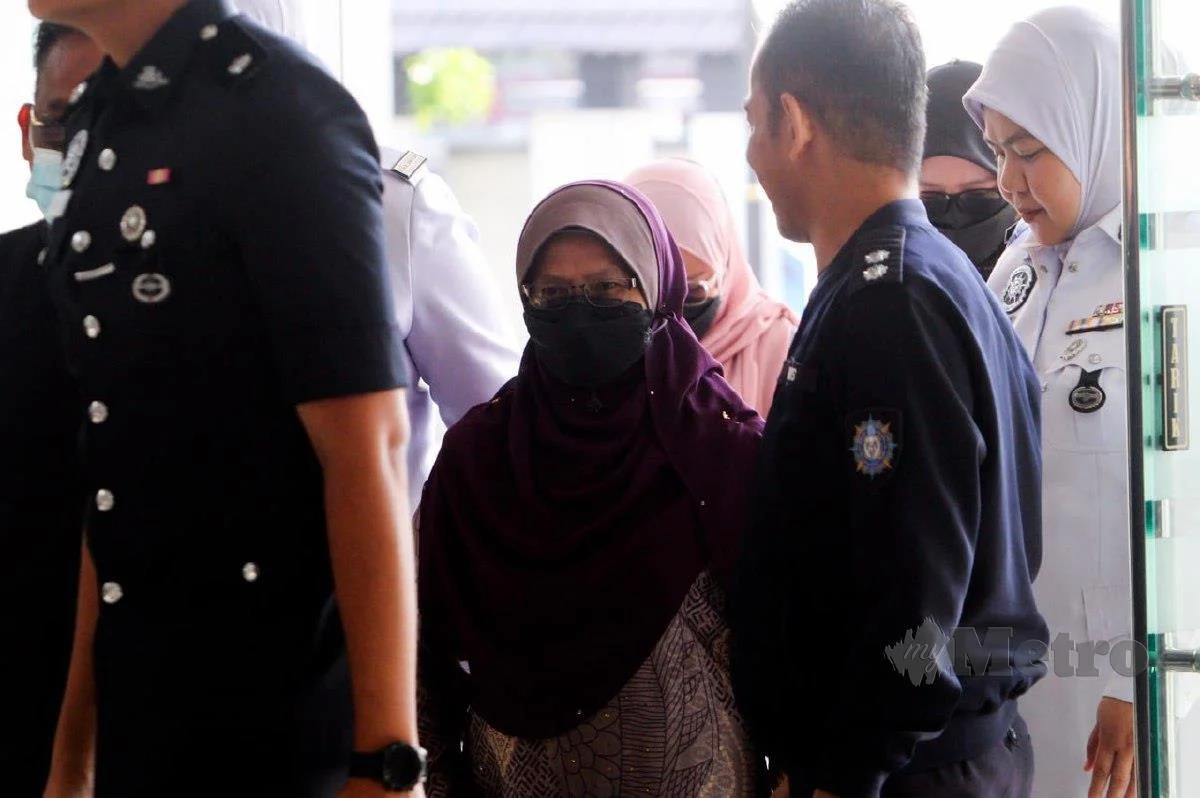 Guru Wanita Mengaku Tidak Bersalah, Didakwa Cuai Hingga Pelajar Tingkatan Satu Maut Di SMK Tanjong Mas 4 Guru Wanita Mengaku Tidak Bersalah, Didakwa Cuai Hingga Pelajar Tingkatan Satu Maut Di SMK Tanjong Mas