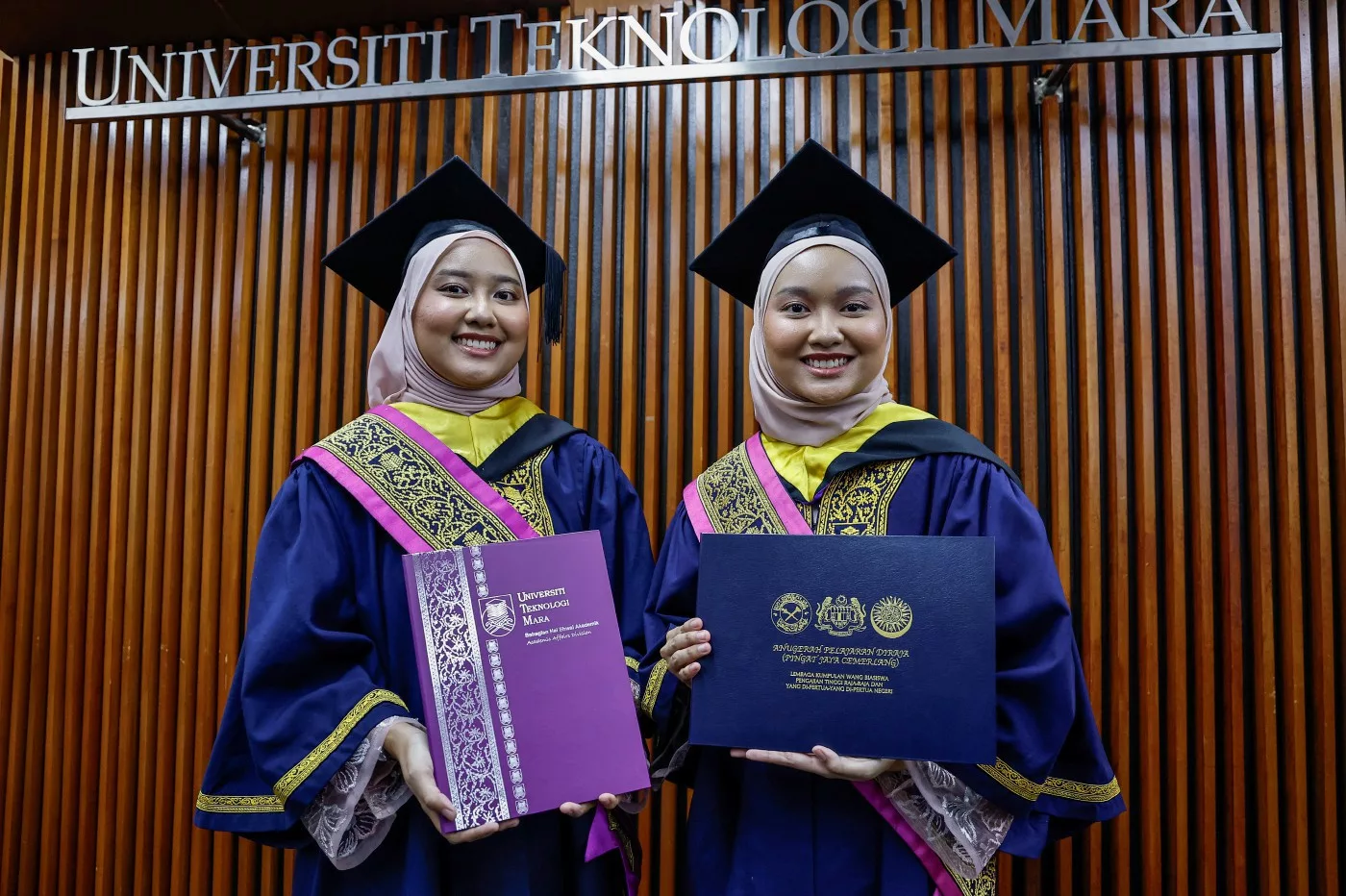 Belajar Bersama Sejak Diploma, Pasangan Kembar Ini Raih Anugerah Graduan Terbaik UiTM 2026! 3 Belajar Bersama Sejak Diploma, Pasangan Kembar Ini Raih Anugerah Graduan Terbaik UiTM 2026!