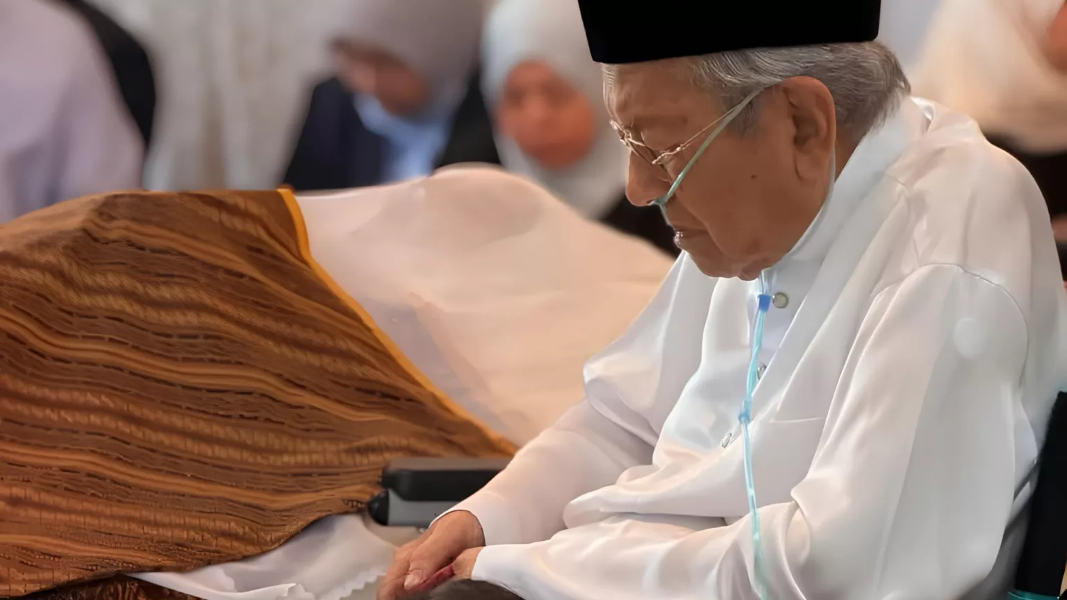 Tun Mahathir Syukur Allah Pinjamkan Siti Hasmah Begitu Lama, Akui Masih Belum Kuat Kembali Bertugas 5 Tun Mahathir Syukur Allah Pinjamkan Siti Hasmah Begitu Lama, Akui Masih Belum Kuat Kembali Bertugas