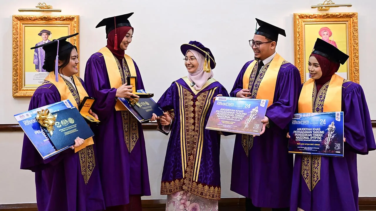#GirlPower Cemerlang Akademik & Aktif Kokurikulum, Dua Graduan UMT Raih Anugerah Pelajaran Diraja. Tahniah! 2 #GirlPower Cemerlang Akademik & Aktif Kokurikulum, Dua Graduan UMT Raih Anugerah Pelajaran Diraja. Tahniah!