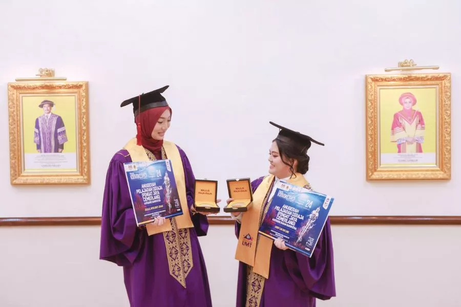#GirlPower Cemerlang Akademik & Aktif Kokurikulum, Dua Graduan UMT Raih Anugerah Pelajaran Diraja. Tahniah! 3 #GirlPower Cemerlang Akademik & Aktif Kokurikulum, Dua Graduan UMT Raih Anugerah Pelajaran Diraja. Tahniah!