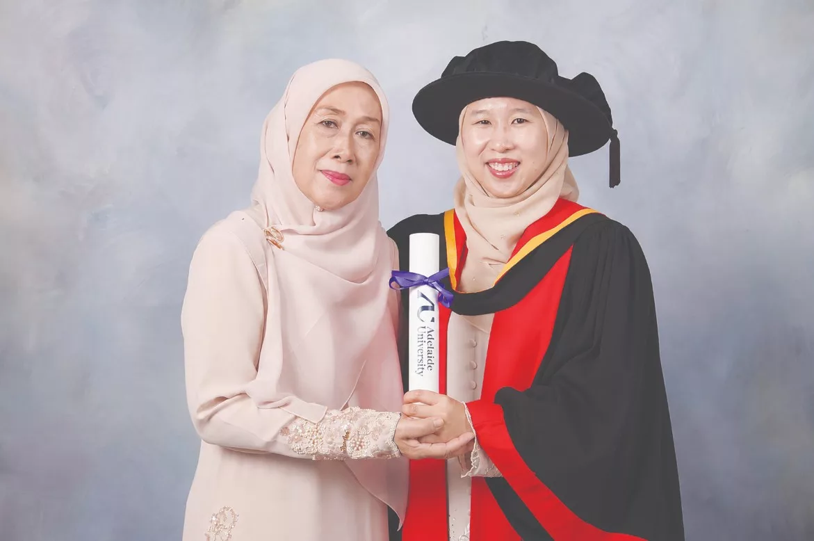 Wanita Pertama Malaysia Raih PhD Elektrofisiologi Jantung, Dr. Suraya Hani Bukti Kejayaan Milik Mereka Yang Cekal 2 Wanita Pertama Malaysia Raih PhD Elektrofisiologi Jantung, Dr. Suraya Hani Bukti Kejayaan Milik Mereka Yang Cekal