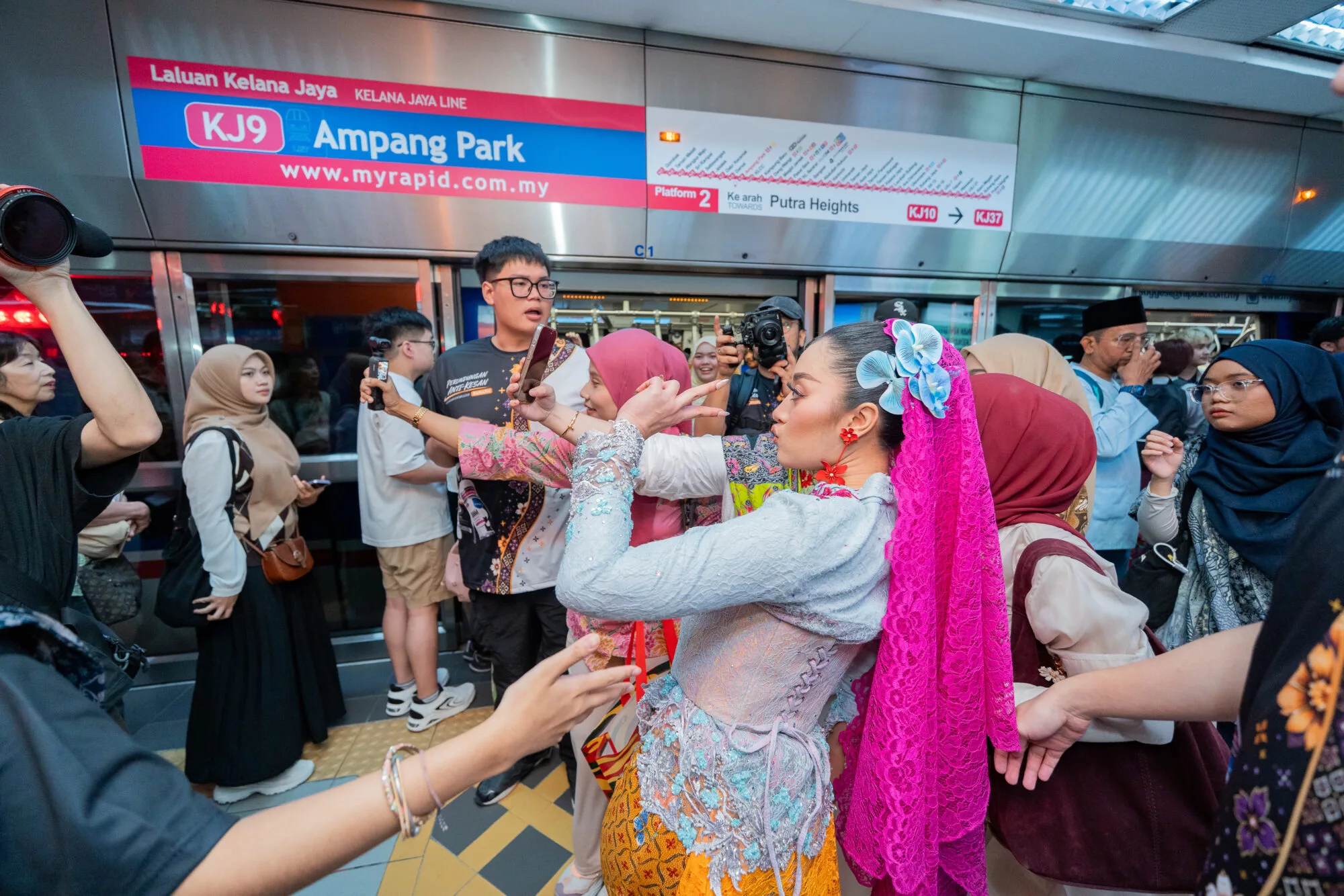 Aisha Retno & Insomniacks Lebih Yakin dengan NIVEA Black & White Deodorant Baharu dan Haruman Eksklusif!