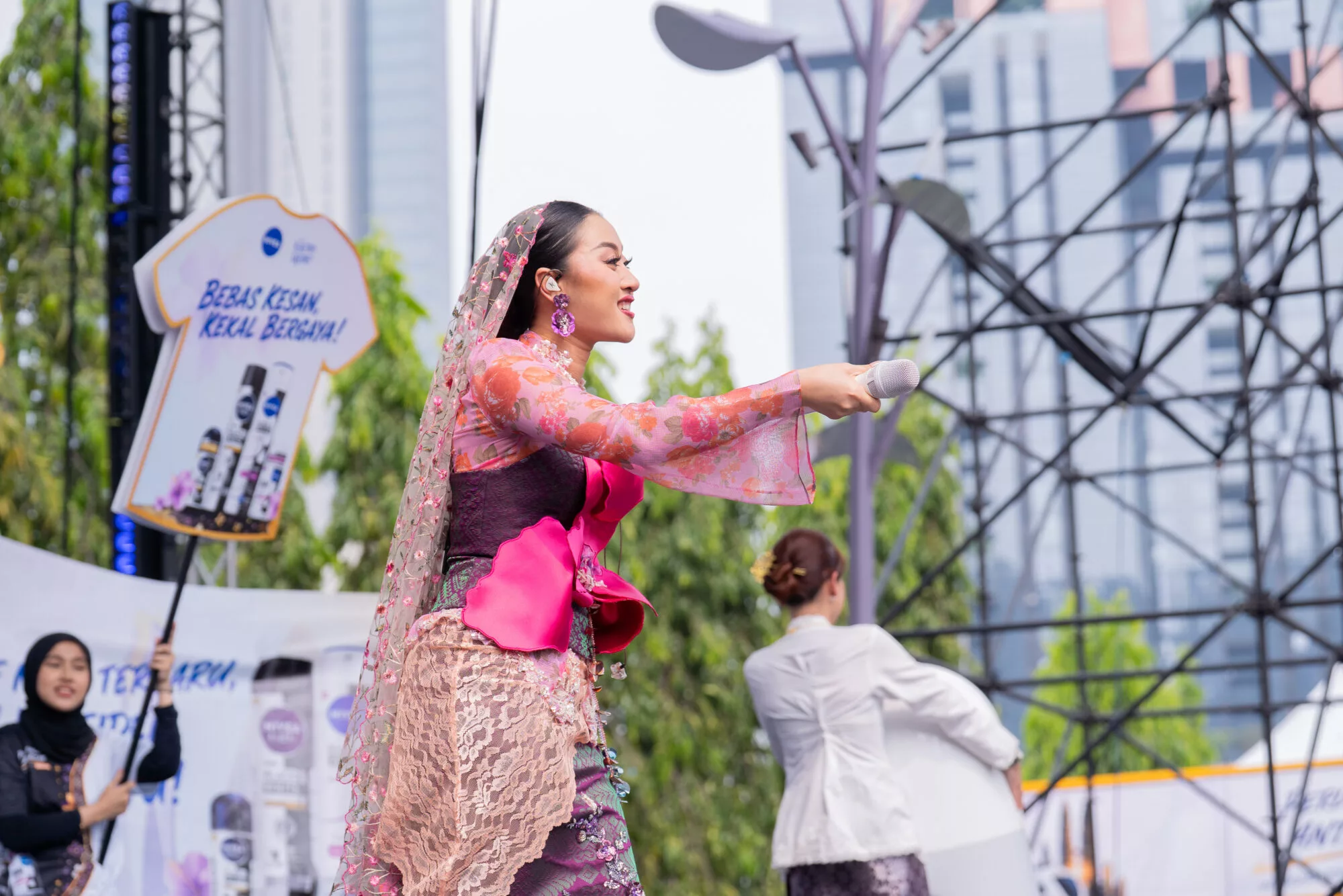 Aisha Retno & Insomniacks Lebih Yakin dengan NIVEA Black & White Deodorant Baharu dan Haruman Eksklusif!