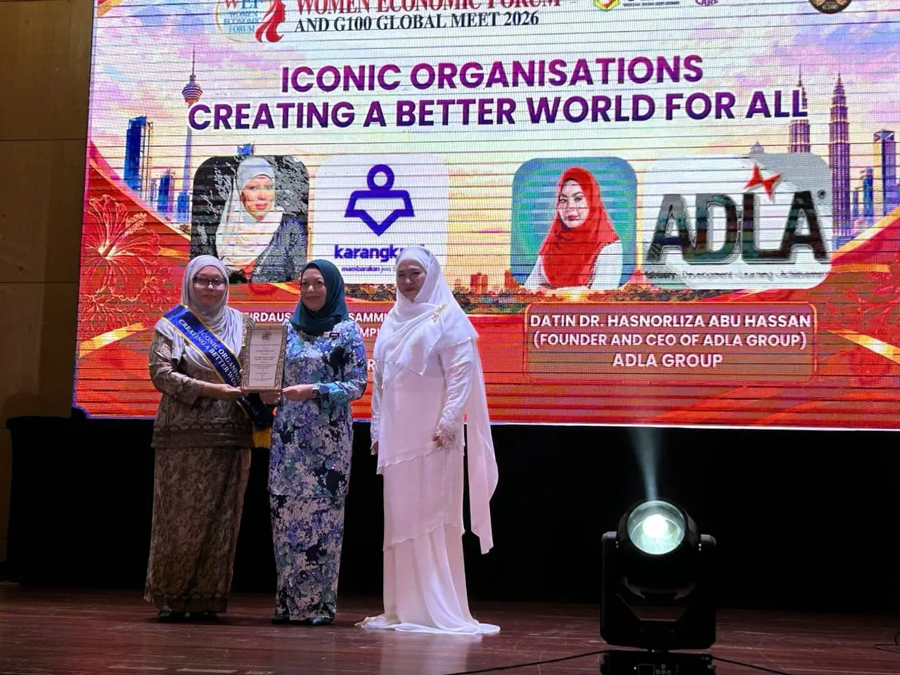 Karangkraf Terima Anugerah 'Organisasi Ikonik Yang Membina Dunia Lebih Baik Untuk Semua'