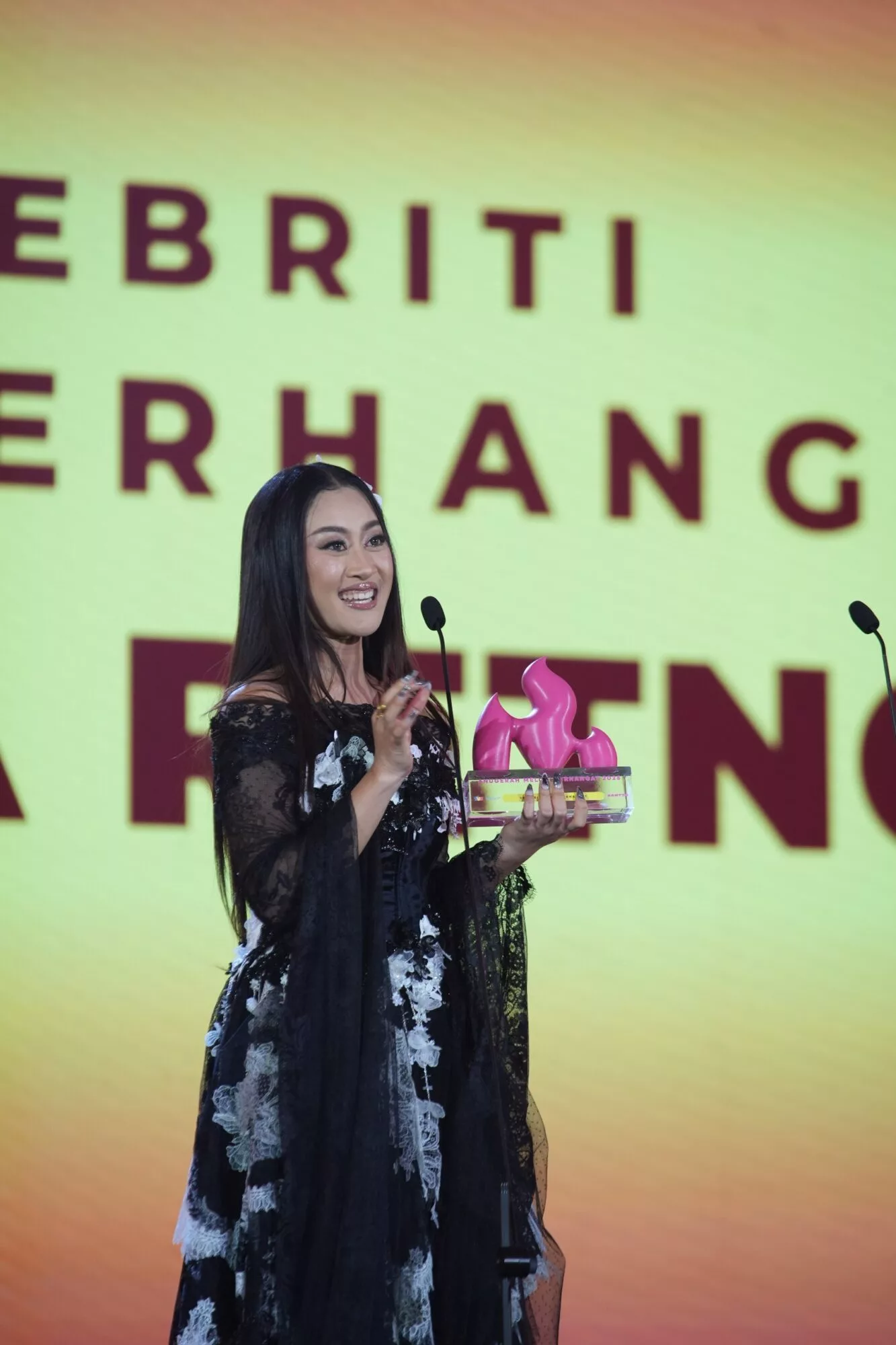 Menang Dua Trofi Sekaligus! Anna Jobling Rangkul Anugerah Utama & Selebriti Feminin Terhangat AMT 2026 5 Menang Dua Trofi Sekaligus! Anna Jobling Rangkul Anugerah Utama & Selebriti Feminin Terhangat AMT 2026