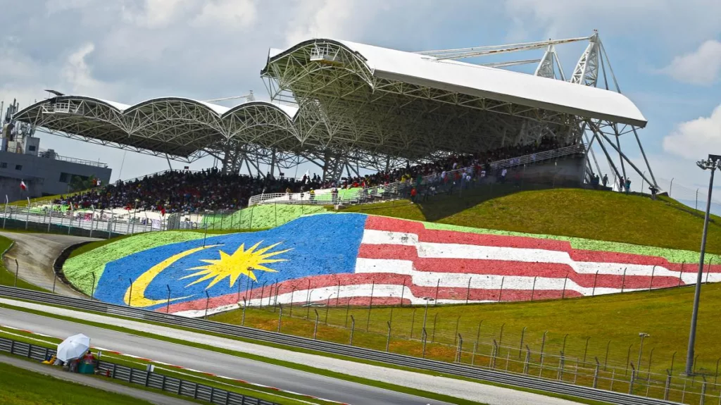 Masih Tersergam Selepas 22 Tahun, Lelaki Imbau Kenangan Cat Jalur Gemilang Di Litar Sepang Bersama Arwah Bapa