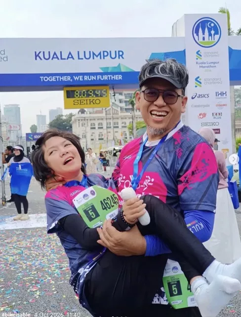 Genap 18 Tahun, Dihan Anak Istimewa Berjaya Tamatkan Half Marathon Bersama Ayah Di KLSCM 2026 3 Genap 18 Tahun, Dihan Anak Istimewa Berjaya Tamatkan Half Marathon Bersama Ayah Di KLSCM 2026