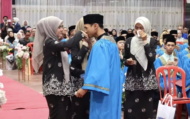 “Akak Saksi Perjalanan Hidup Adik…” - Raih Anugerah Pengetua MRSM Terendak, Muhammad Nor Azzim Buat Kakaknya Sebak