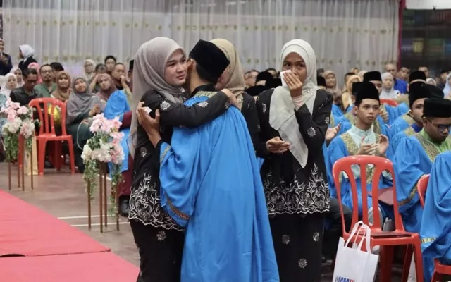 “Akak Saksi Perjalanan Hidup Adik…” - Raih Anugerah Pengetua MRSM Terendak, Muhammad Nor Azzim Buat Kakaknya Sebak