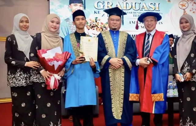 “Akak Saksi Perjalanan Hidup Adik…” - Raih Anugerah Pengetua MRSM Terendak, Muhammad Nor Azzim Buat Kakaknya Sebak