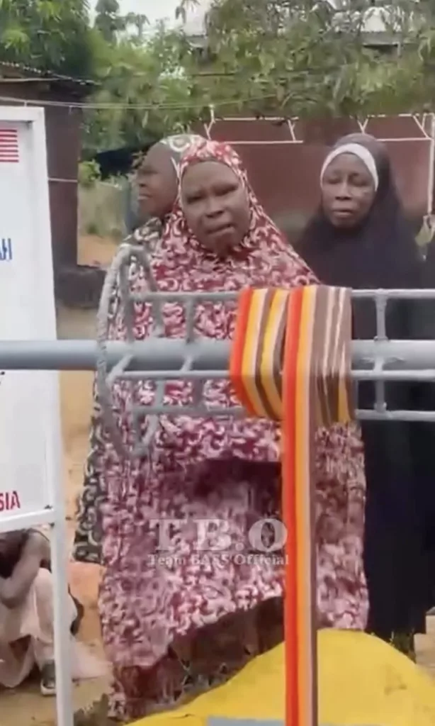 Hadiah Kahwin Penuh Makna! Peminat Syed Saddiq & Bella Astillah Wakaf Telaga Air Buat Penduduk Guinea 2 Hadiah Kahwin Penuh Makna! Peminat Syed Saddiq & Bella Astillah Wakaf Telaga Air Buat Penduduk Guinea