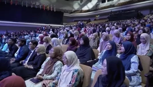 “Perkara Paling Bodoh Pernah Saya Lihat, Orang Ramai Derma Kepada Najib” - Kritikan Berani Pelajar UM Undang Respon Campur Baur