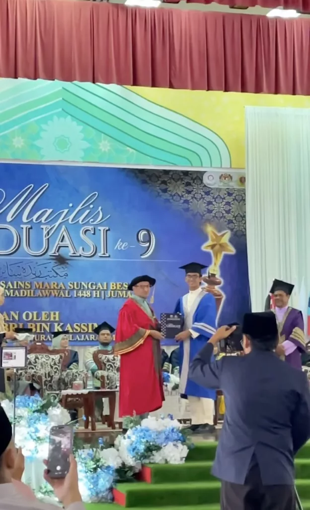 “Baiknya Takdir Tuhan” – Anak Sulung Raih Anugerah Terbaik Di MRSM, Rita Rudaini Titip Penghargaan Buat Guru