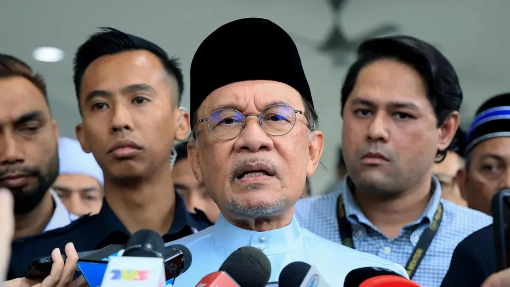 Gaji Minimum Naik Kepada RM2,000 Mulai Jun Tahun Depan, Graduan Pula RM2,500!