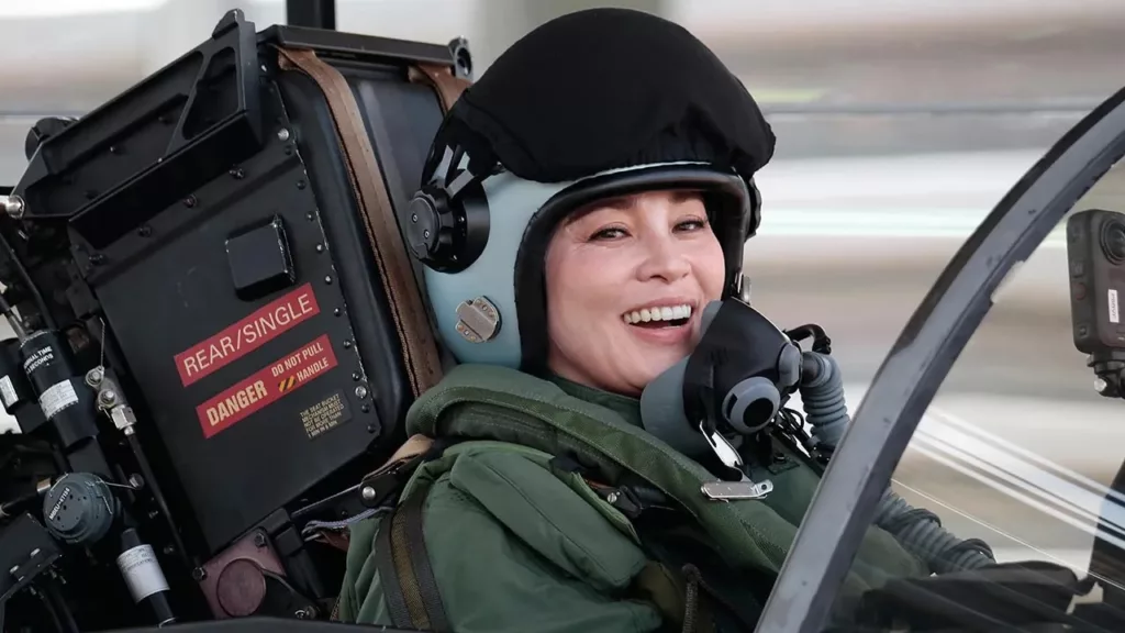 Ratu Suthida Jadi Wanita Pertama Thailand Terbangkan Jet Pejuang Gripen Secara Solo