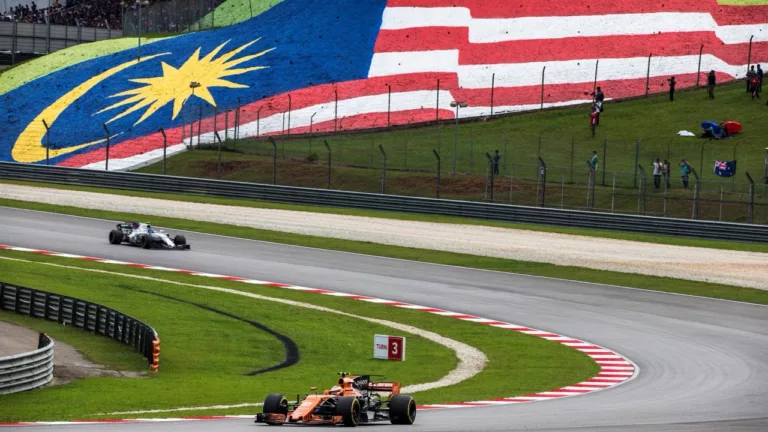 Masih Tersergam Selepas 22 Tahun, Lelaki Imbau Kenangan Cat Jalur Gemilang Di Litar Sepang Bersama Arwah Bapa