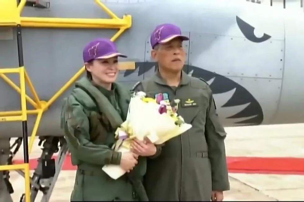 Ratu Suthida Jadi Wanita Pertama Thailand Terbangkan Jet Pejuang Gripen Secara Solo
