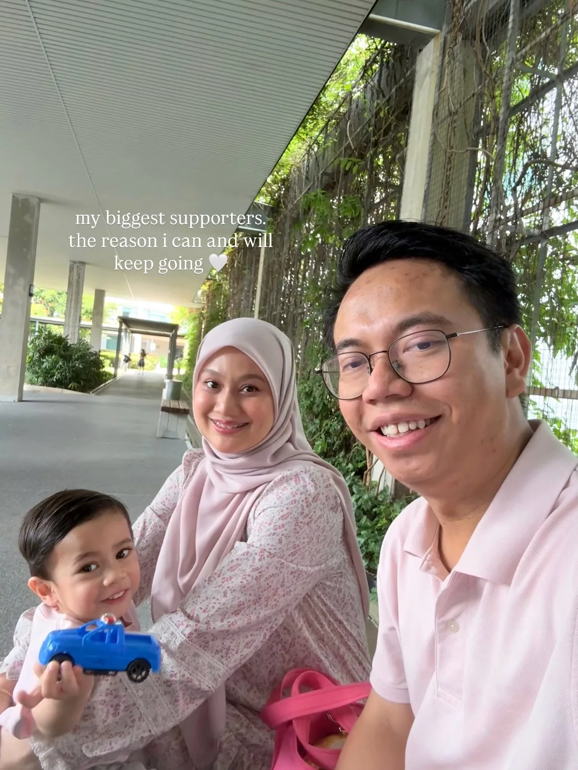 Anak Zulkifli Ismail Raih Anugerah Kecemerlangan NUS, Dr Zulfati Izazi Bangga Perkenal Bahasa Melayu Di Singapura