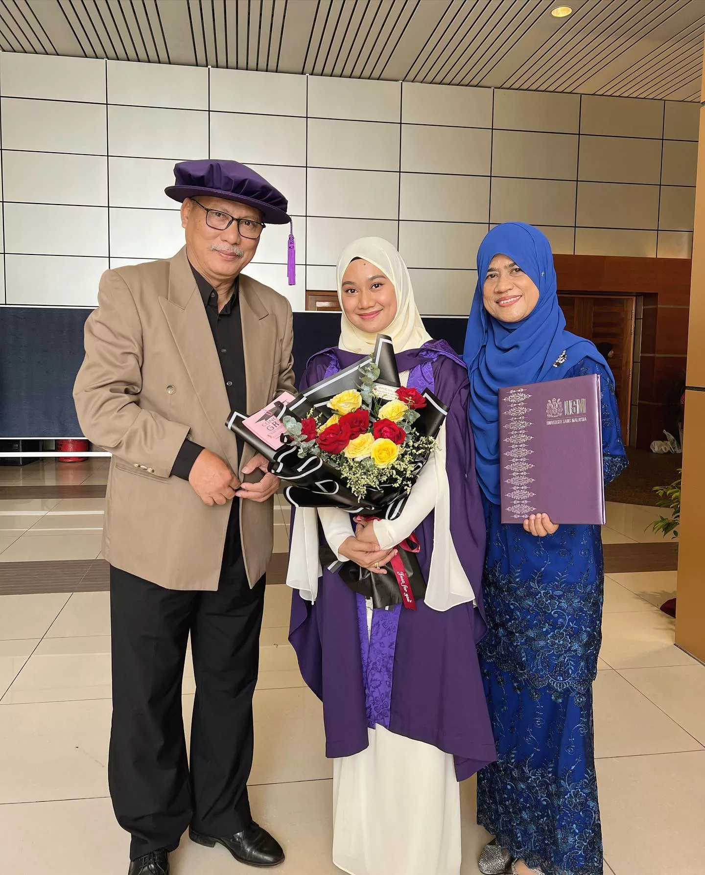 Anak Zulkifli Ismail Raih Anugerah Kecemerlangan NUS, Dr Zulfati Izazi Bangga Perkenal Bahasa Melayu Di Singapura