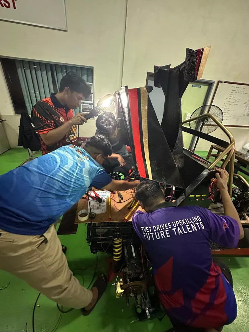 Bukan Biasa-Biasa! Kereta Lumba Hasil Ciptaan Pelajar Politeknik Dungun Raih Juara Formula Student Malaysia 2026 3 Bukan Biasa-Biasa! Kereta Lumba Hasil Ciptaan Pelajar Politeknik Dungun Raih Juara Formula Student Malaysia 2026