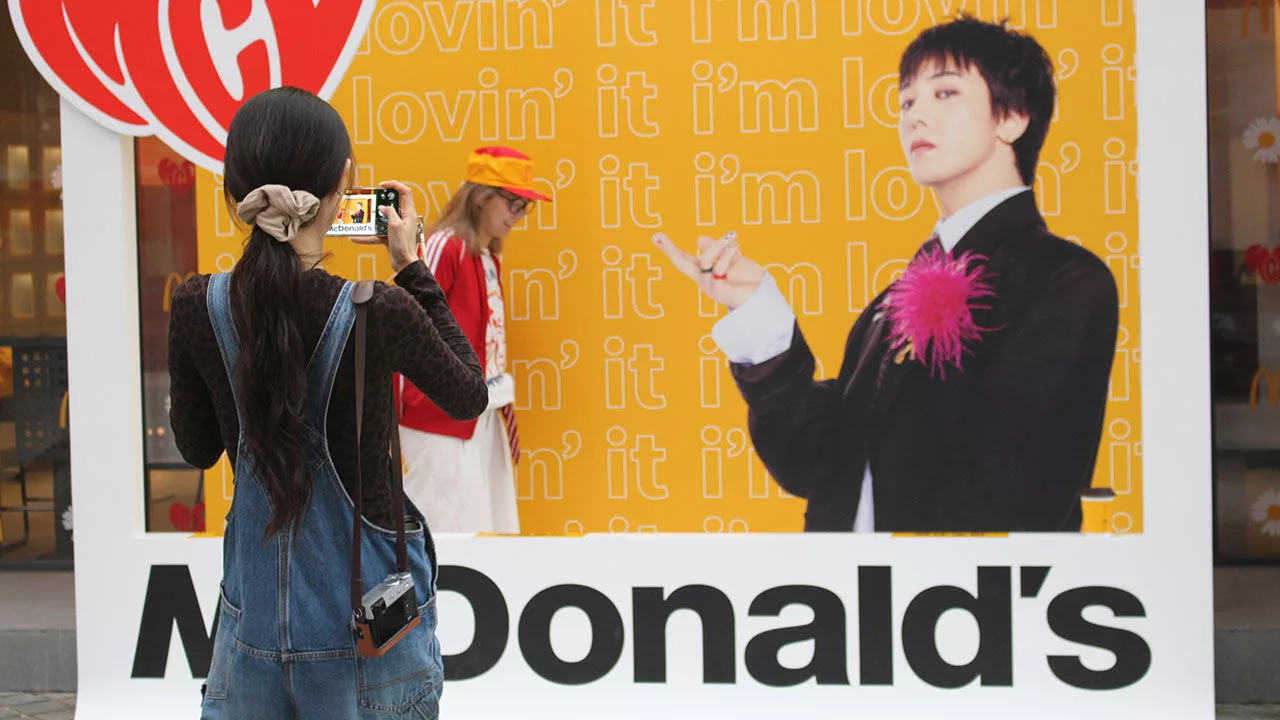 Wajah G-Dragon Hiasi Ruang Iklan Di China, Sekatan ‘Hallyu Ban’ Kembali Jadi Sorotan 3 Wajah G-Dragon Hiasi Ruang Iklan Di China, Sekatan ‘Hallyu Ban’ Kembali Jadi Sorotan