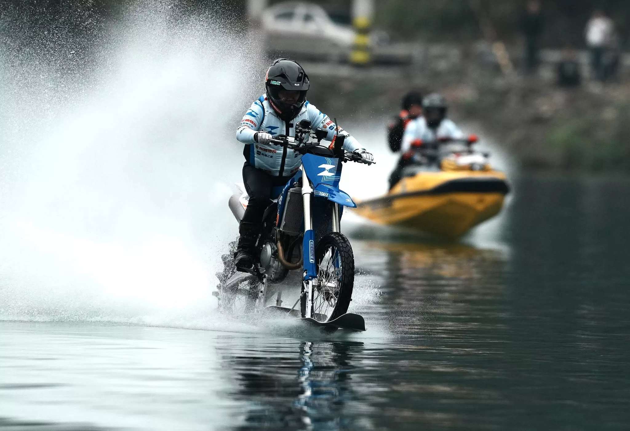 Pengasas ZXMOTO, Zhang Xue Catat Rekod Dunia, Berjaya Tunggang Motosikal Sejauh 40.74KM Di Atas Air!