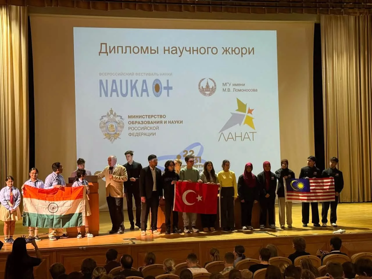 Dua Pelajar USIM Harumkan Nama Malaysia Menerusi Penyelidikan Herba & Sabun, Raih Anugerah Cemerlang Di Moscow