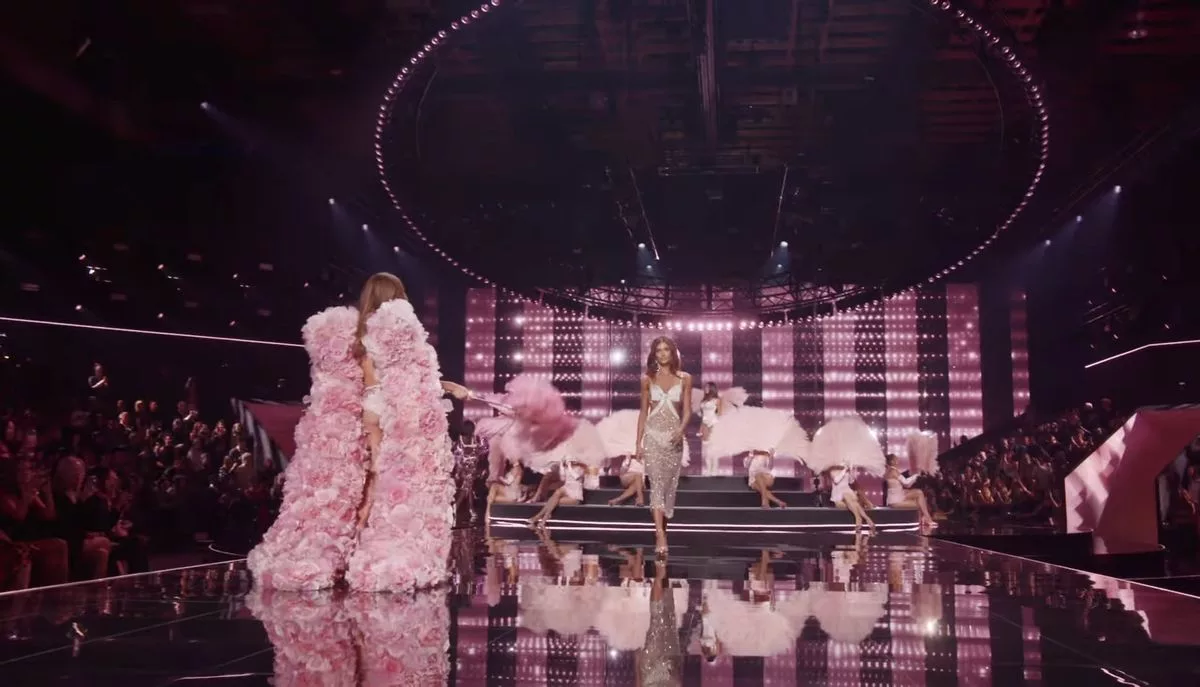 KATSEYE Terus Melangkah Jauh, Bakal Gegarkan Pentas Victoria’s Secret Fashion Show 2026 3 KATSEYE Terus Melangkah Jauh, Bakal Gegarkan Pentas Victoria’s Secret Fashion Show 2026