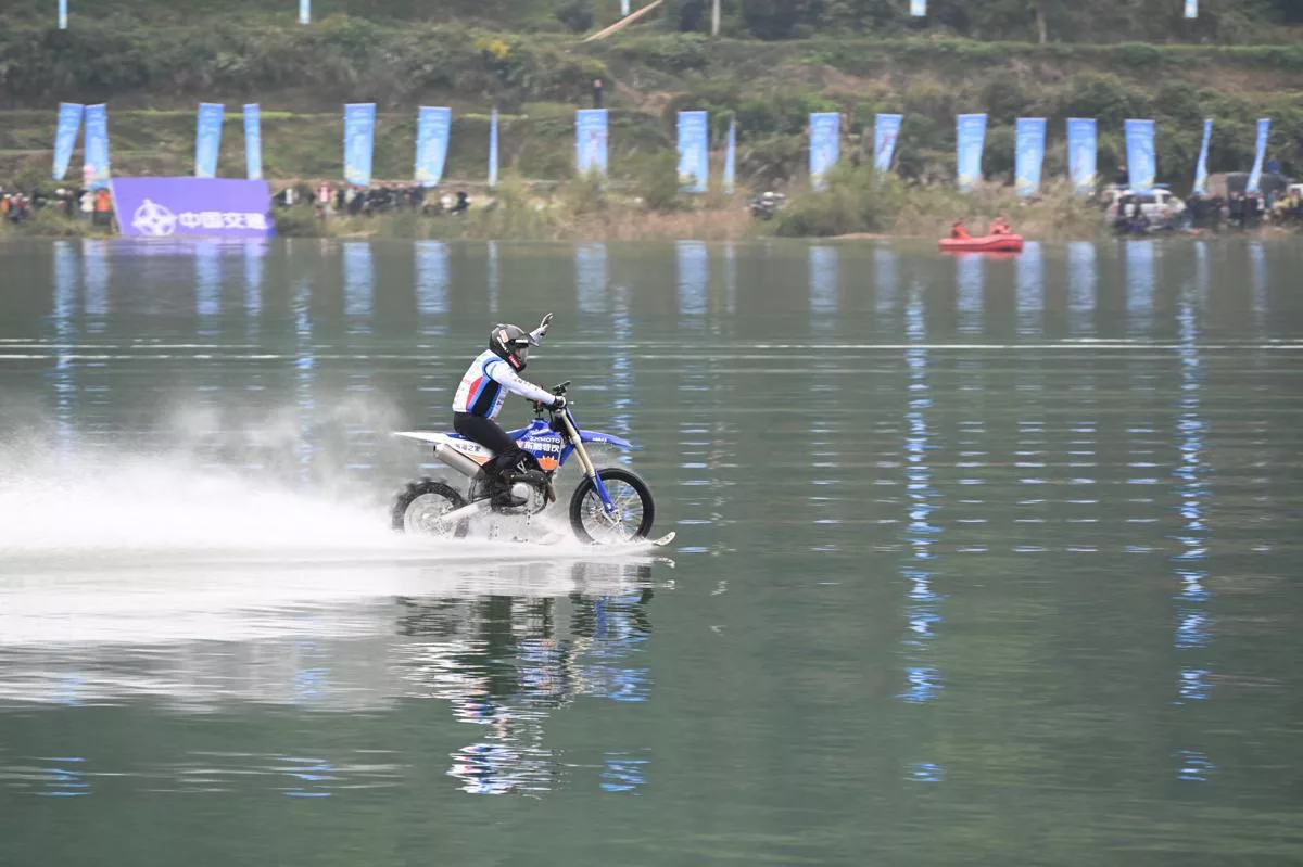 Pengasas ZXMOTO, Zhang Xue Catat Rekod Dunia, Berjaya Tunggang Motosikal Sejauh 40.74KM Di Atas Air!