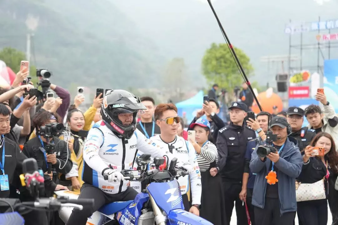 Pengasas ZXMOTO, Zhang Xue Catat Rekod Dunia, Berjaya Tunggang Motosikal Sejauh 40.74KM Di Atas Air!