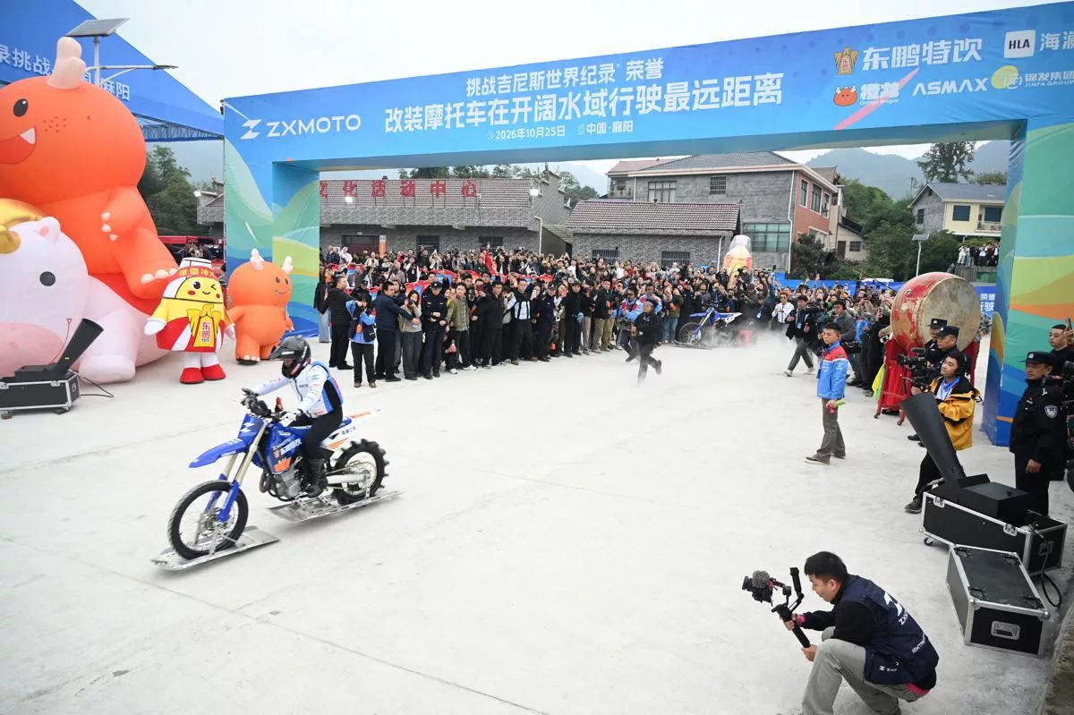Pengasas ZXMOTO, Zhang Xue Catat Rekod Dunia, Berjaya Tunggang Motosikal Sejauh 40.74KM Di Atas Air!