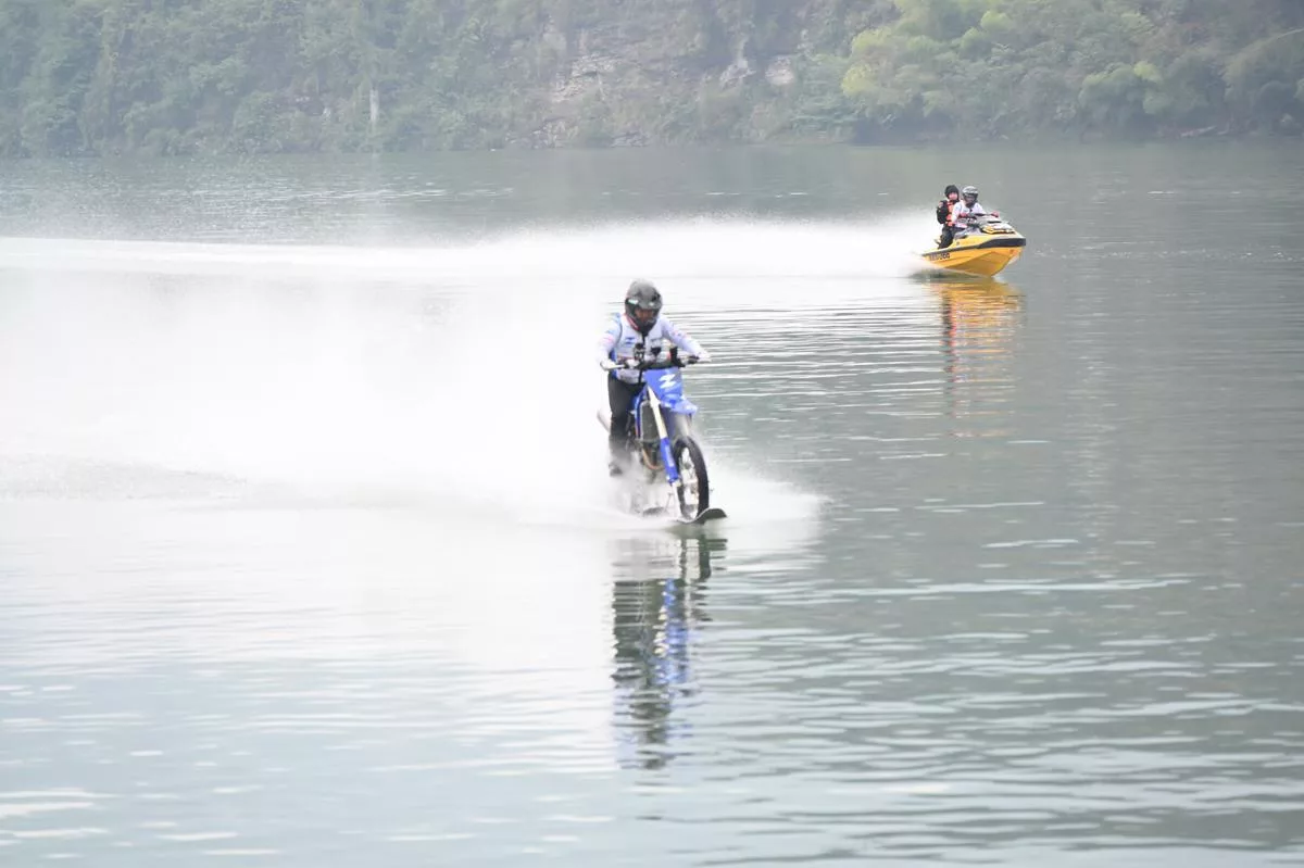 Pengasas ZXMOTO, Zhang Xue Catat Rekod Dunia, Berjaya Tunggang Motosikal Sejauh 40.74KM Di Atas Air!