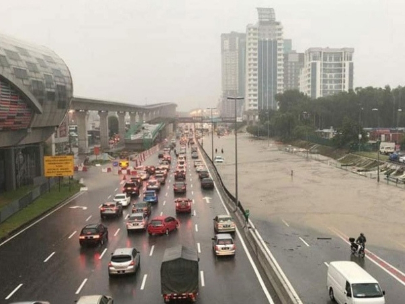 Image result for terperangkap dalam banjir kereta