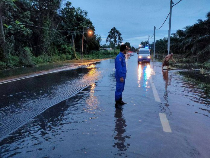 Banjir di Johor Semakin Buruk! Elak Panik Kalau Kereta ...